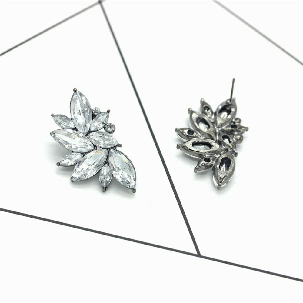 ๐ดSALE: LAST 1 ๐๐ฎ| Classic Crystal Wing Earring - Picture 2 of 4